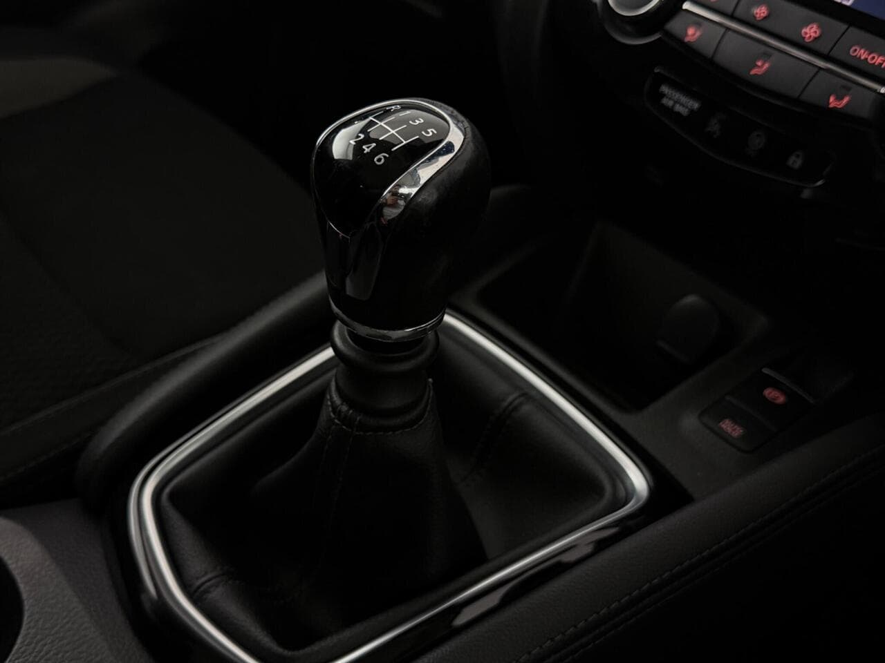 Nissan Qashqai thumbnail Interior Front