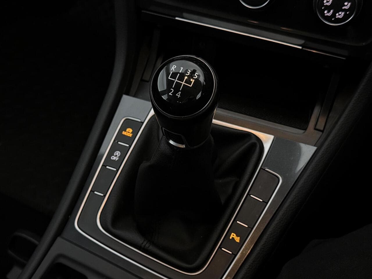 Volkswagen Golf thumbnail Interior Front