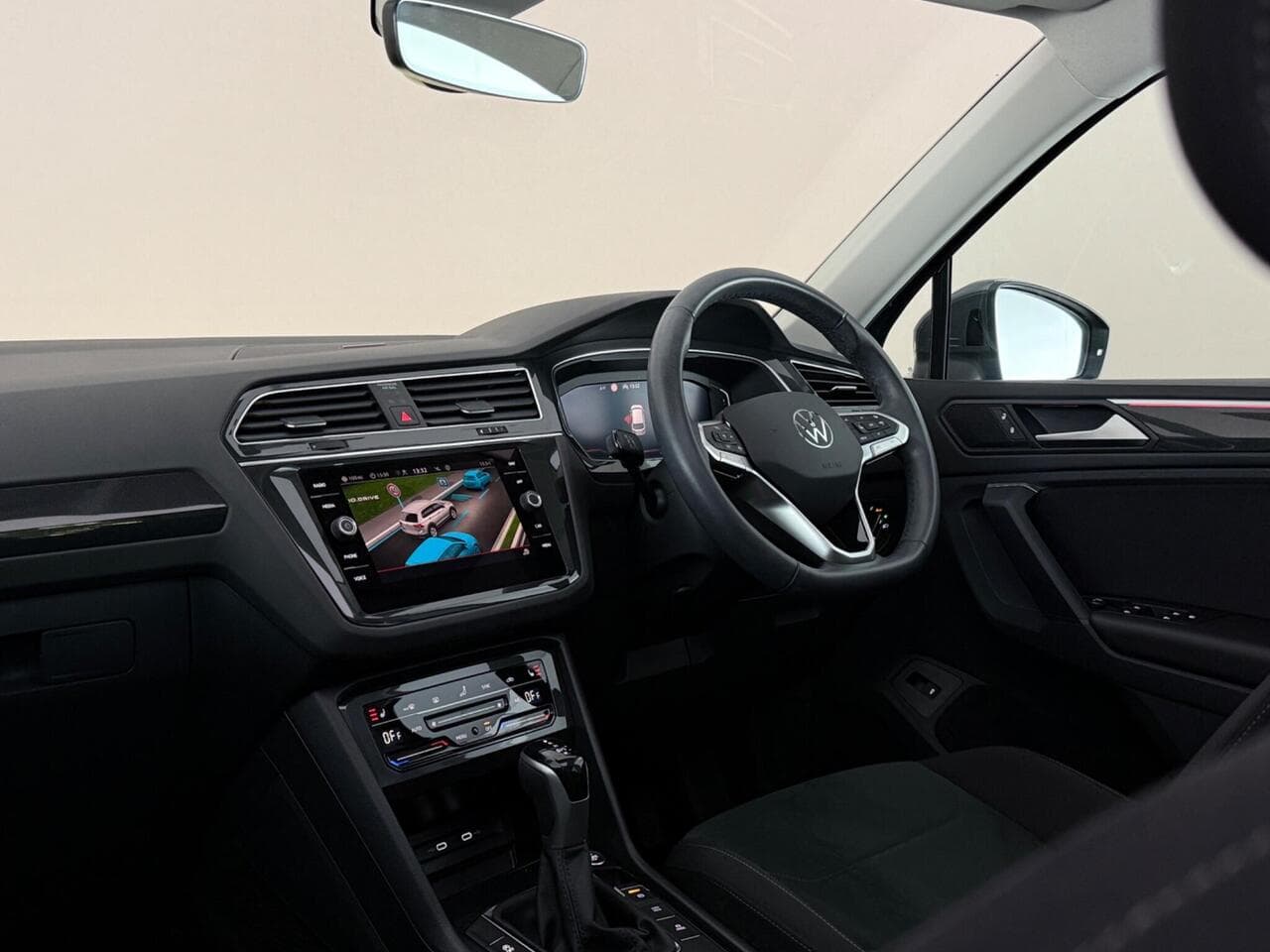 Volkswagen Tiguan thumbnail Interior Front