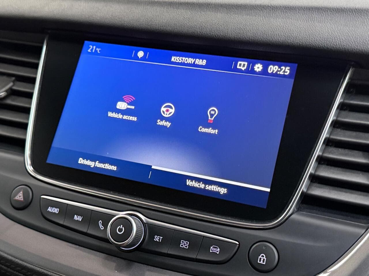Vauxhall Grandland X thumbnail Infotainment System