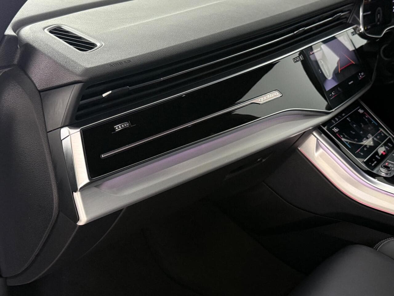 Audi Q8 thumbnail Glove Box