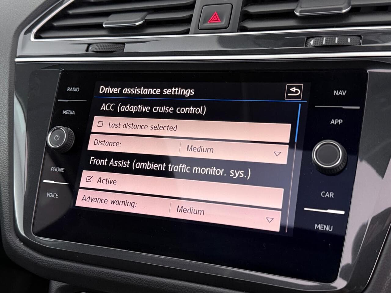 Volkswagen Tiguan thumbnail Infotainment System