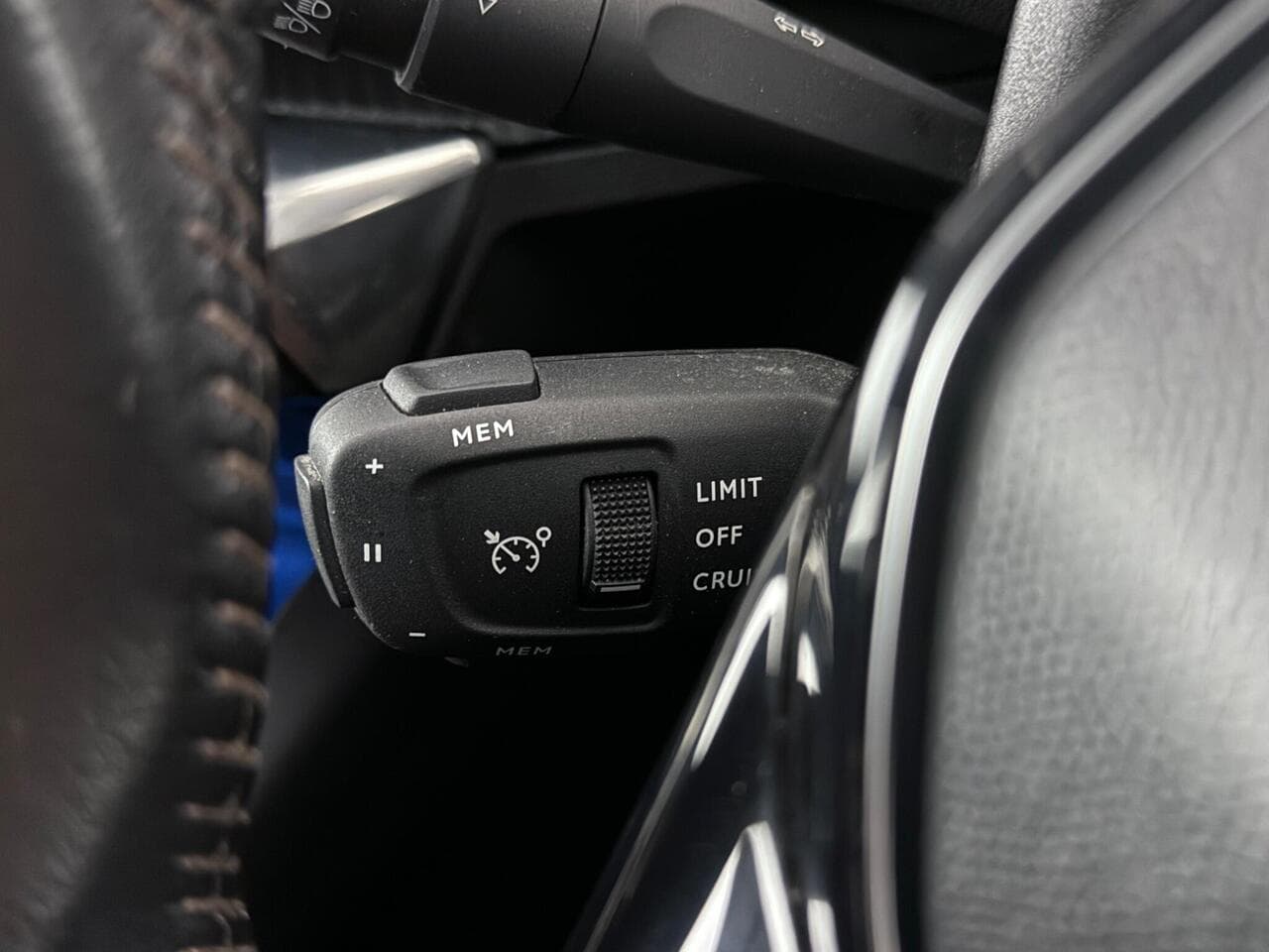 Peugeot 5008 thumbnail Misc Controls