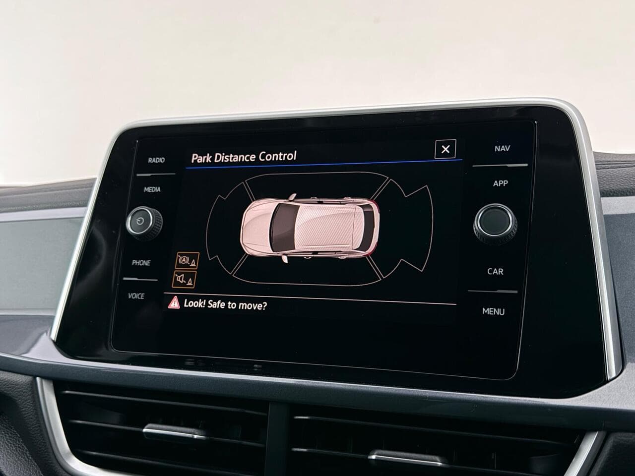 Volkswagen T-Roc thumbnail Infotainment System