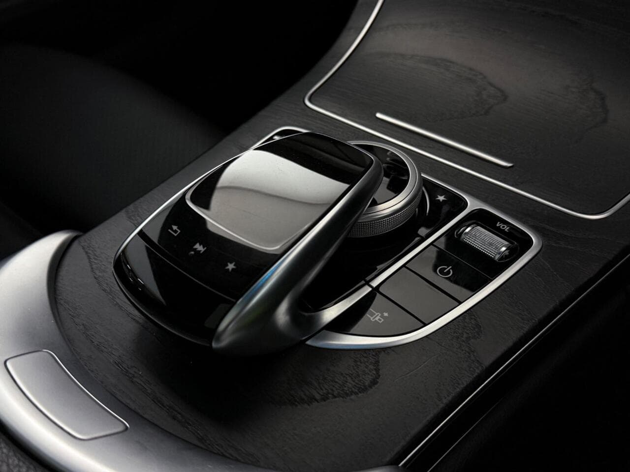 Mercedes-Benz C Class thumbnail Interior Front