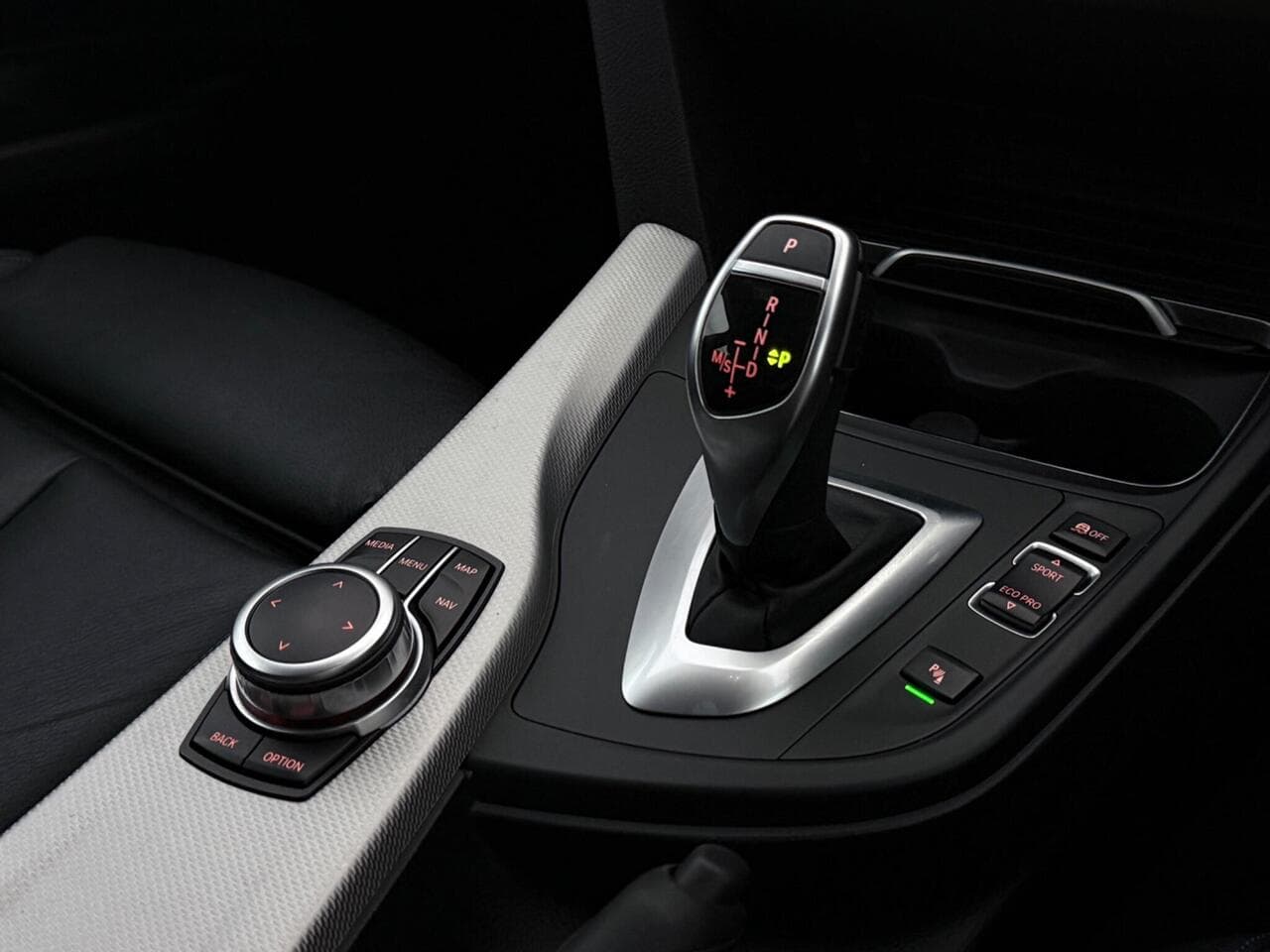 BMW 3 Series Gran Turismo thumbnail Interior Front