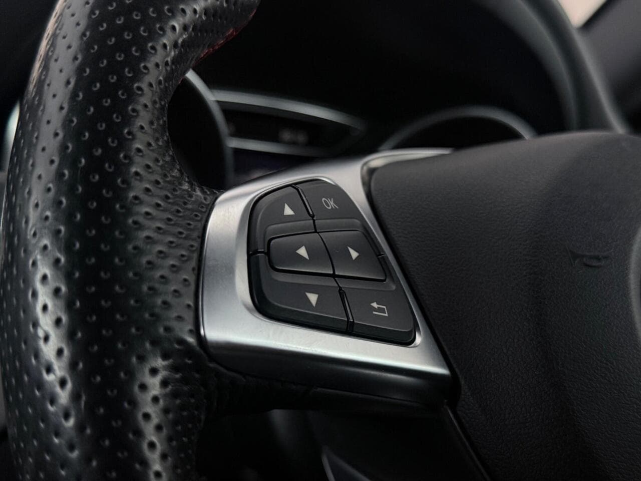 Mercedes-Benz GLA thumbnail Misc Controls