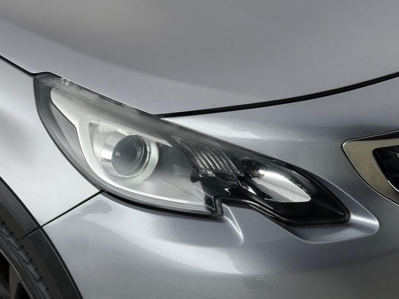 Peugeot 2008 thumbnail Lights Front
