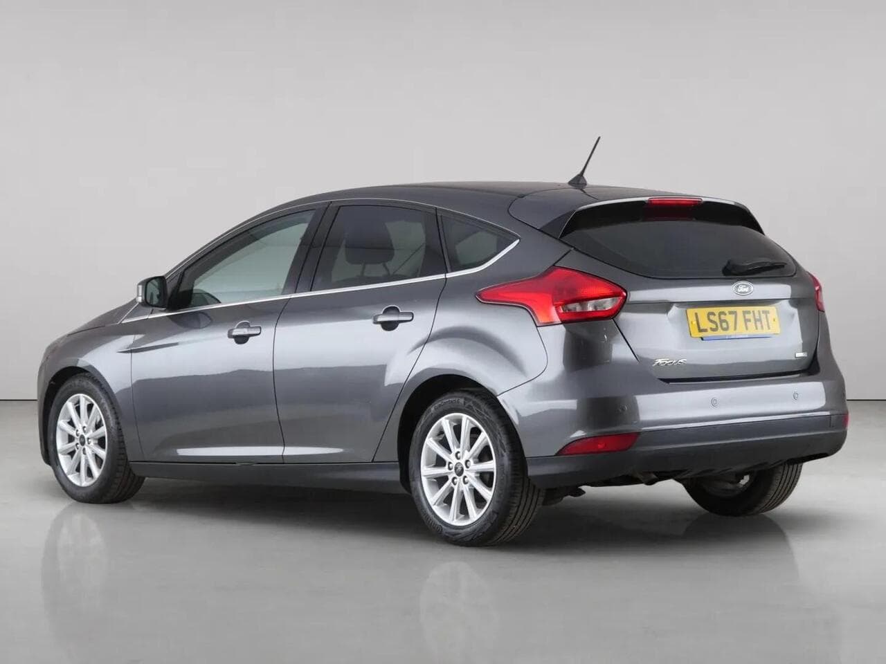 Ford Focus thumbnail Rear Left