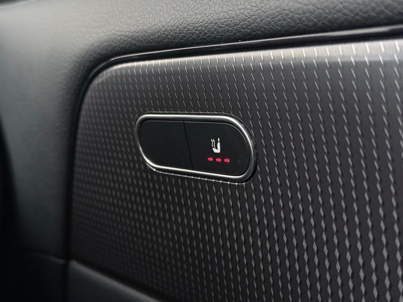 Mercedes-Benz GLA thumbnail Misc Controls