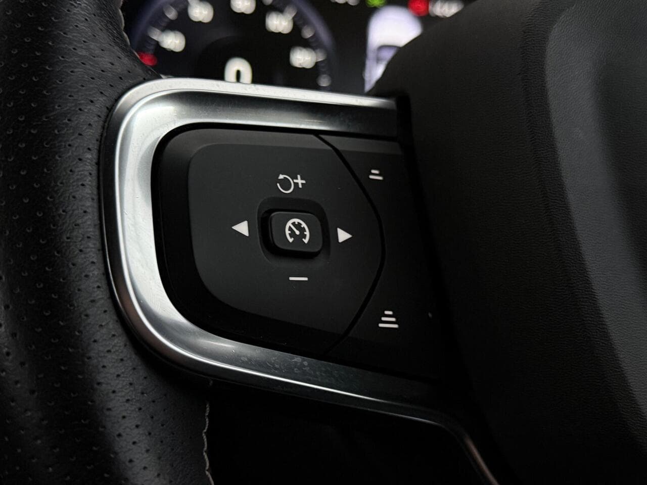 Volvo XC40 thumbnail Misc Controls