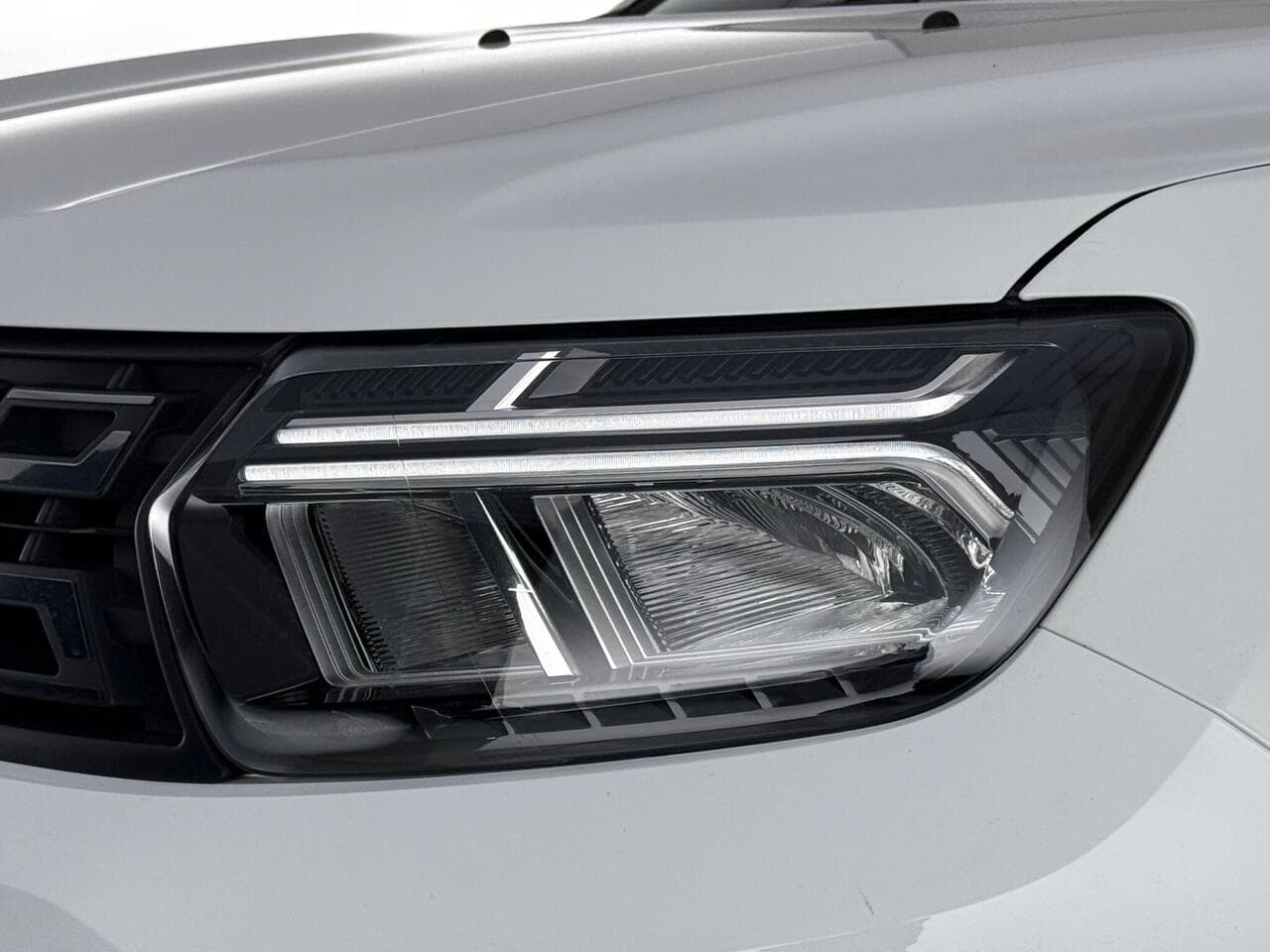 Dacia Duster thumbnail Lights Front