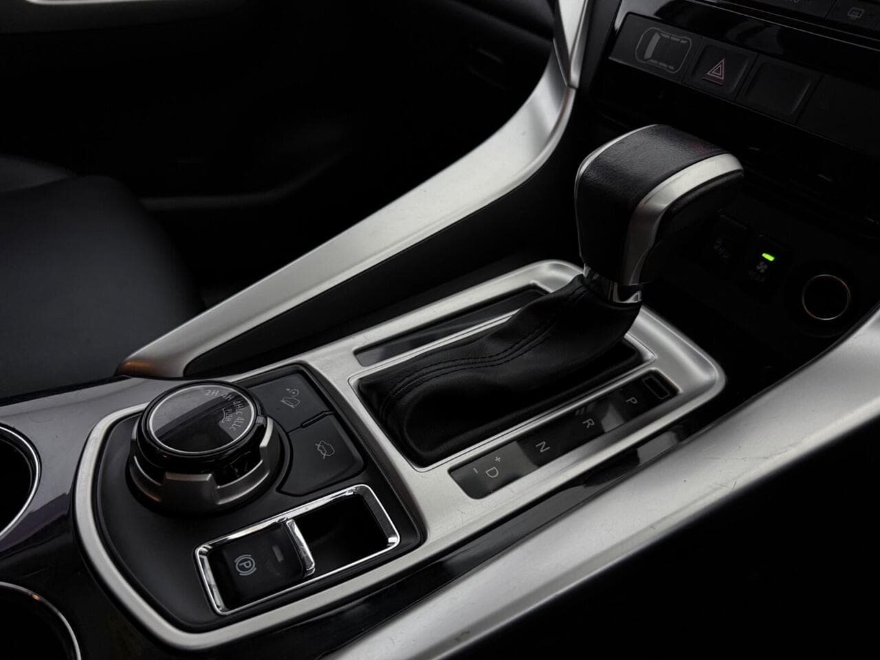 Mitsubishi Shogun Sport thumbnail Interior Front