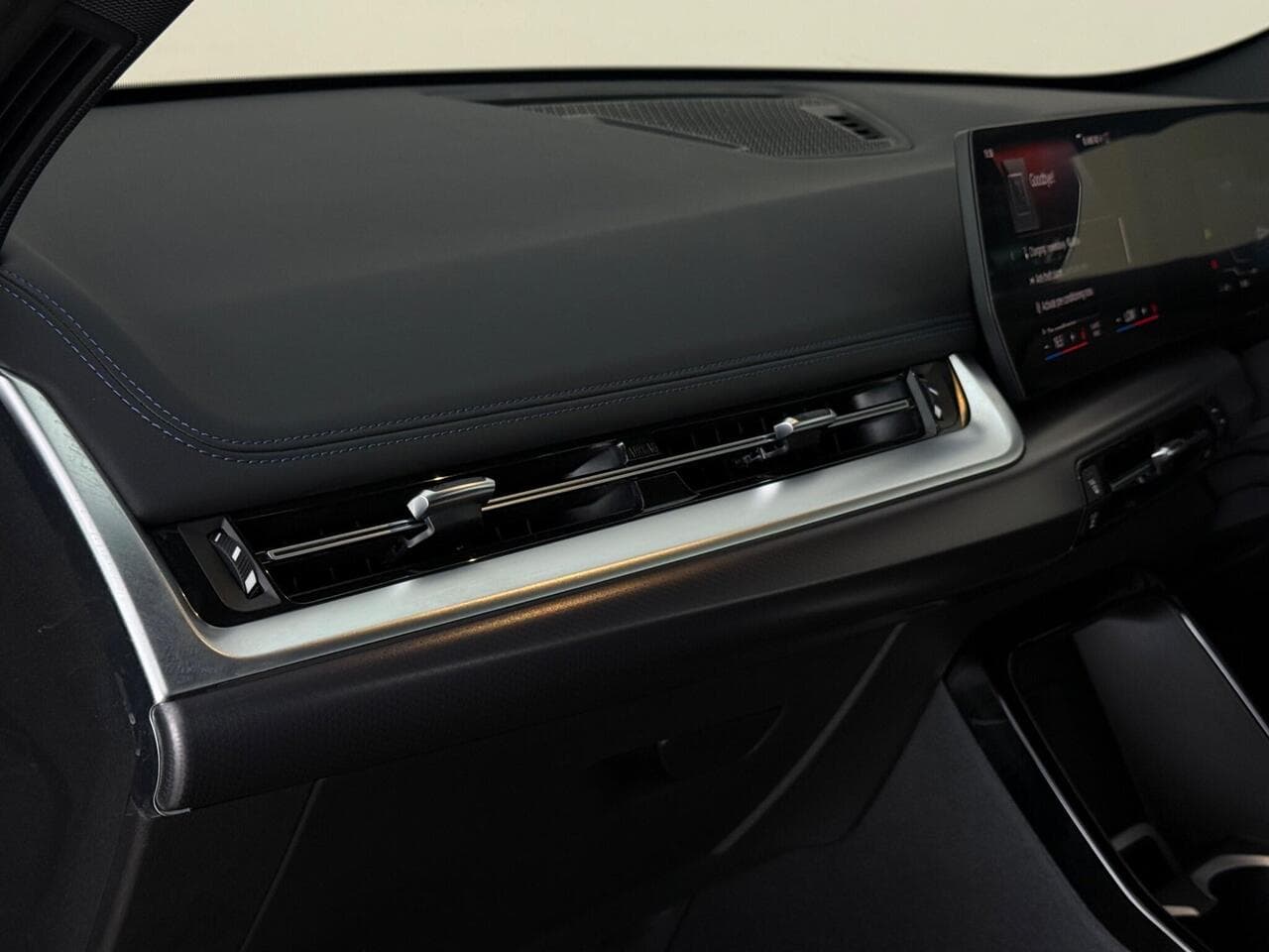 BMW iX1 thumbnail Infotainment System