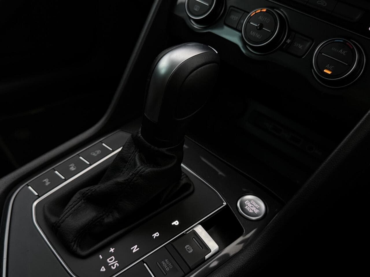 Volkswagen Tiguan thumbnail Interior Front