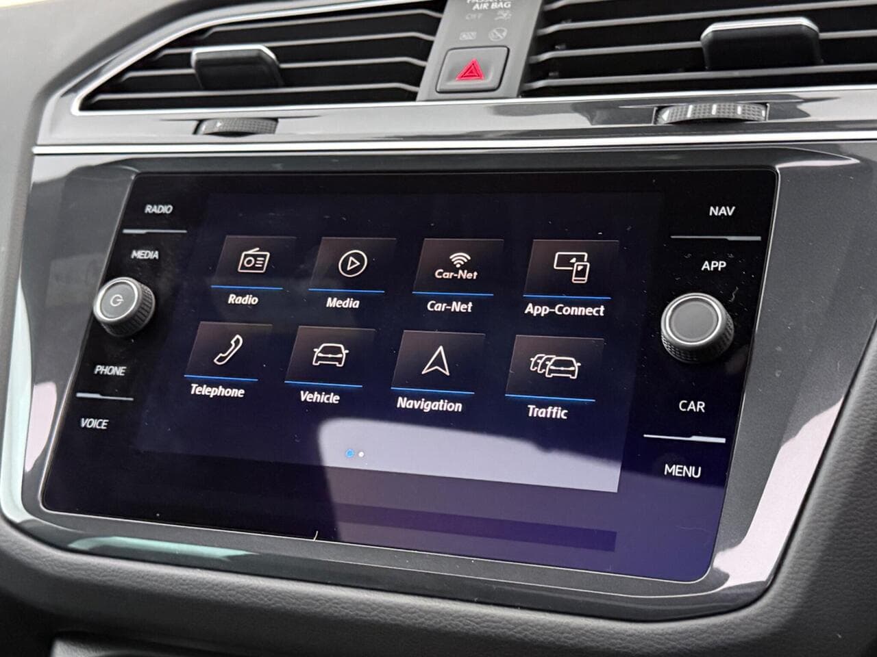 Volkswagen Tiguan thumbnail Infotainment System