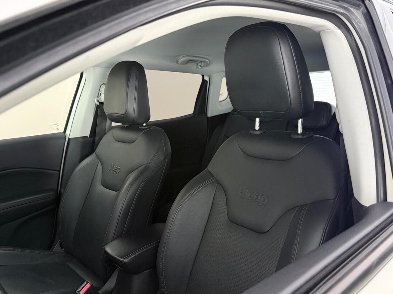 Jeep Compass thumbnail Seats Rear