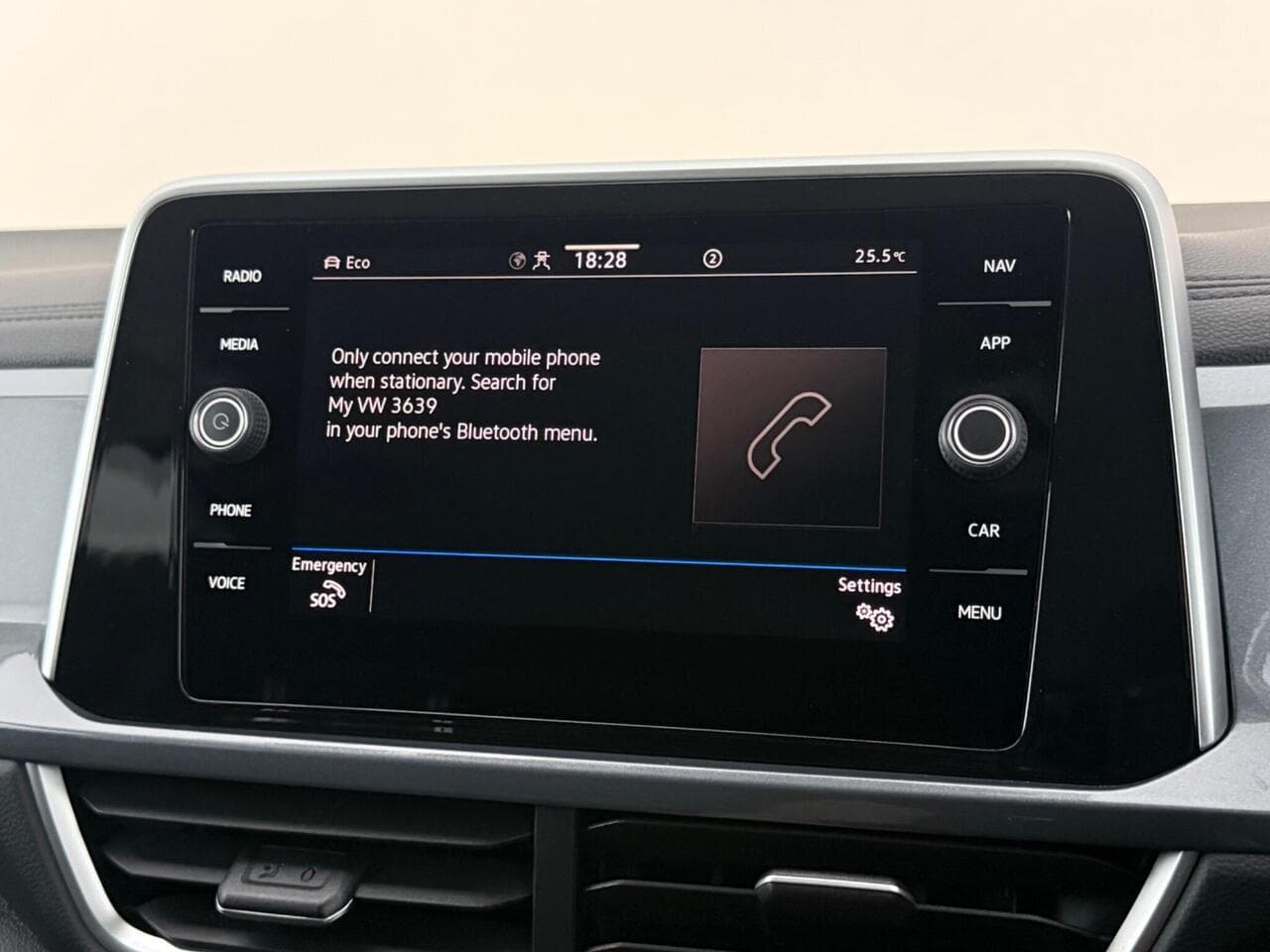Volkswagen T-Roc thumbnail Infotainment System