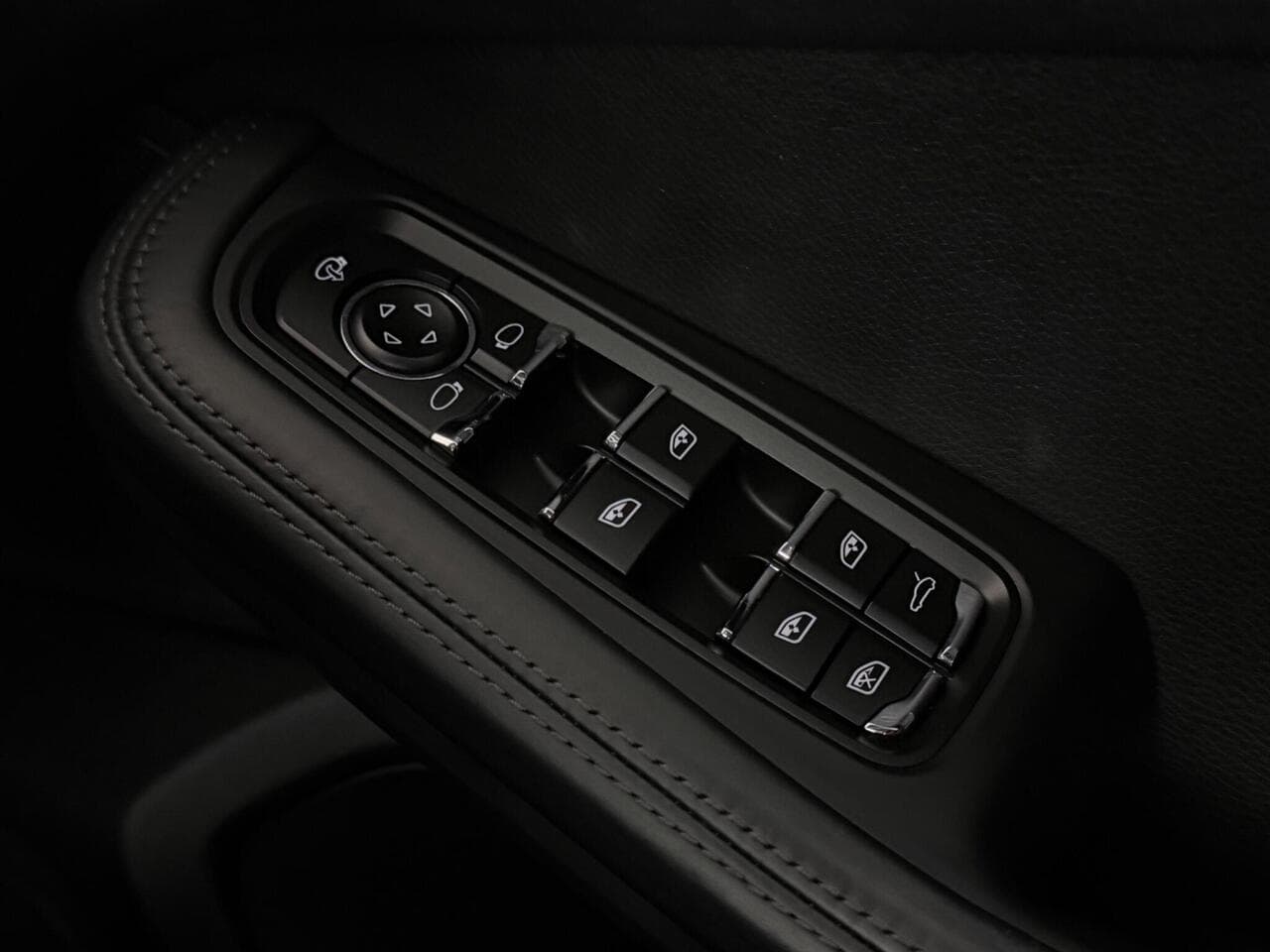 Porsche Macan thumbnail Misc Controls