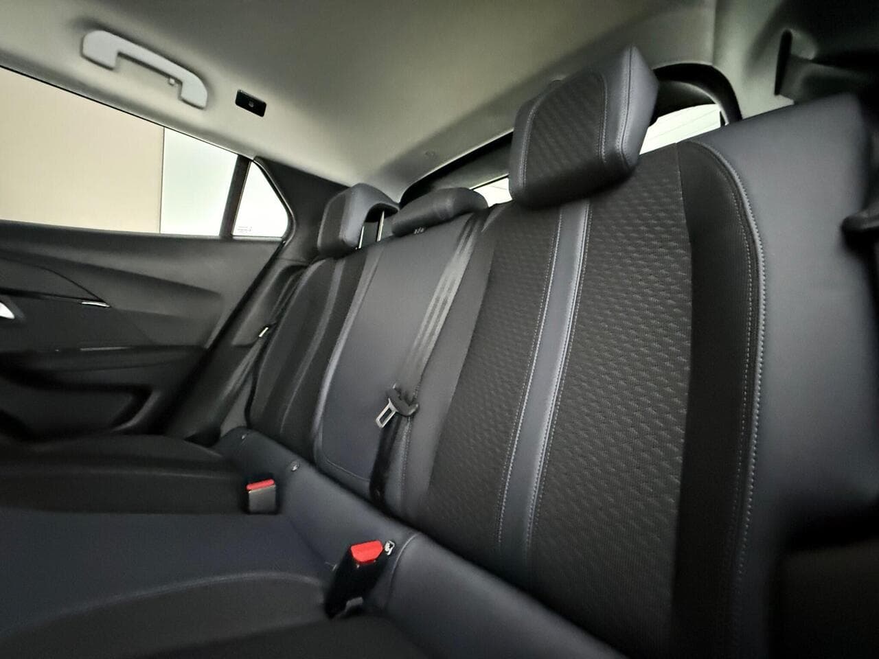 Peugeot 2008 thumbnail Seats Rear