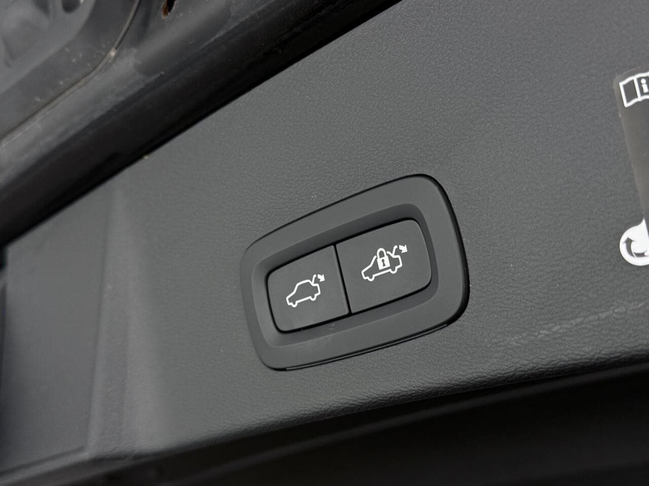 Volvo XC40 thumbnail Misc Controls