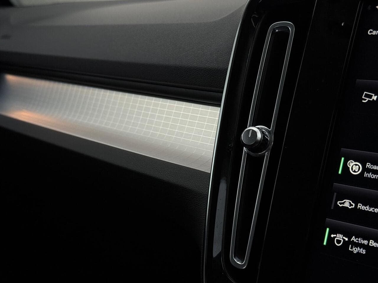 Volvo XC40 thumbnail Infotainment System