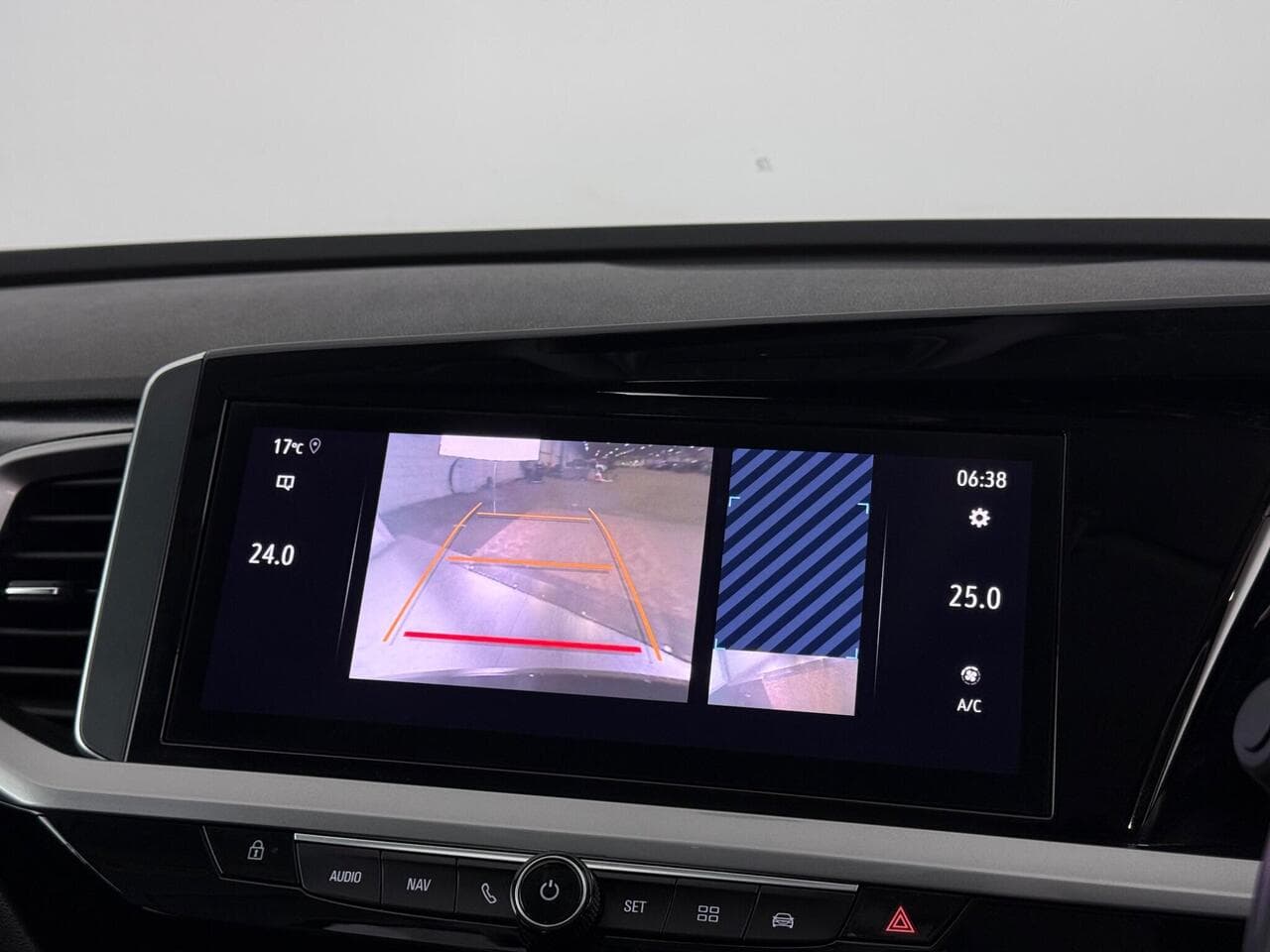 Vauxhall Grandland thumbnail Infotainment System