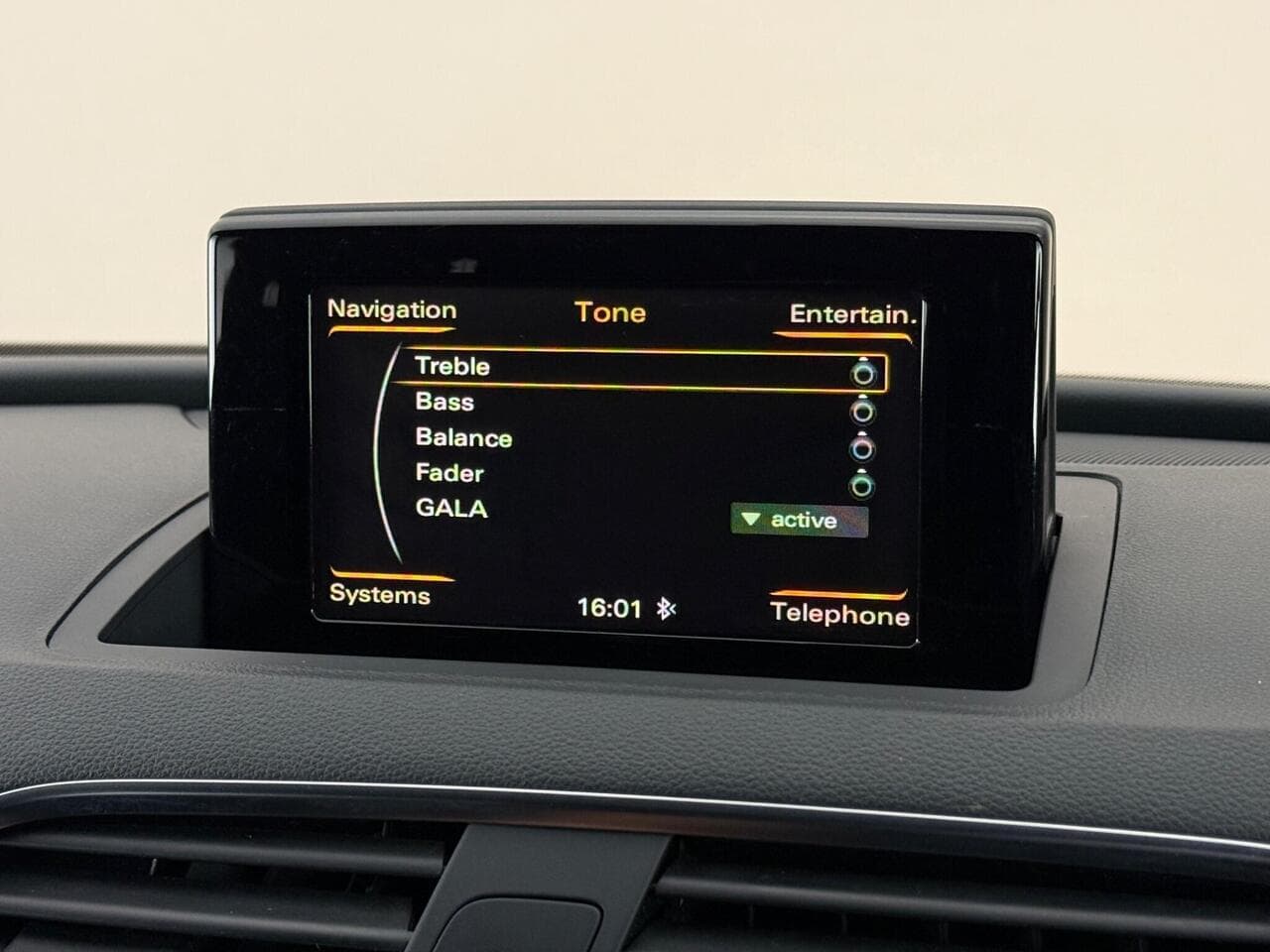 Audi Q3 thumbnail Infotainment System