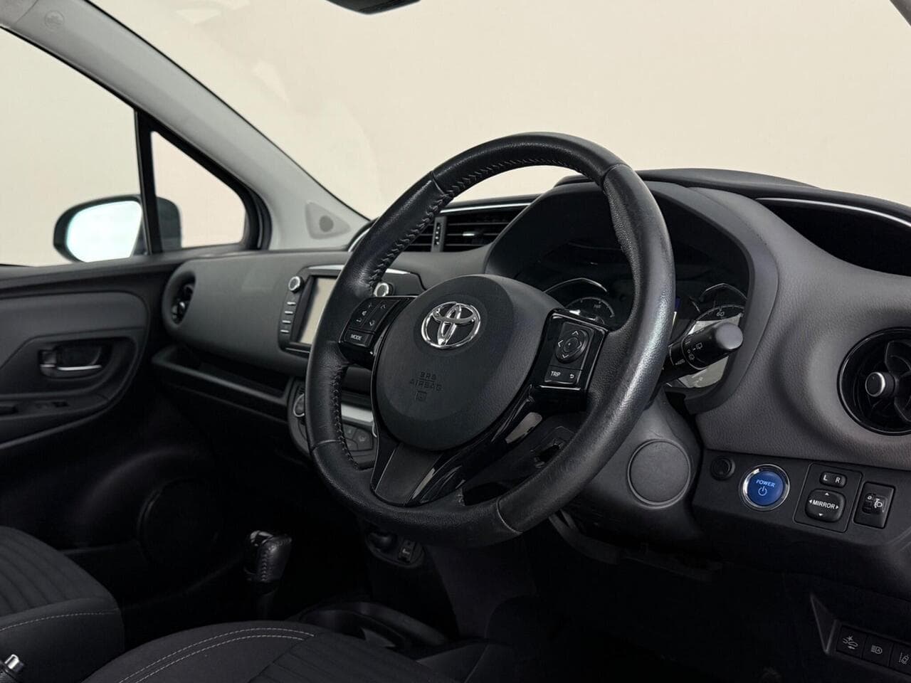 Toyota Yaris thumbnail Interior Front