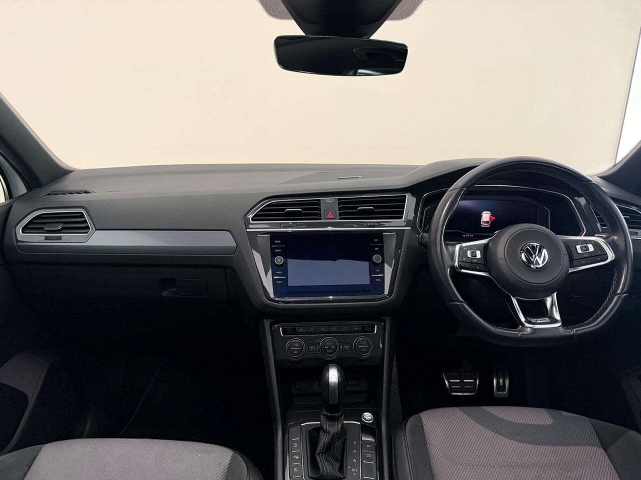 Volkswagen Tiguan thumbnail Interior Front