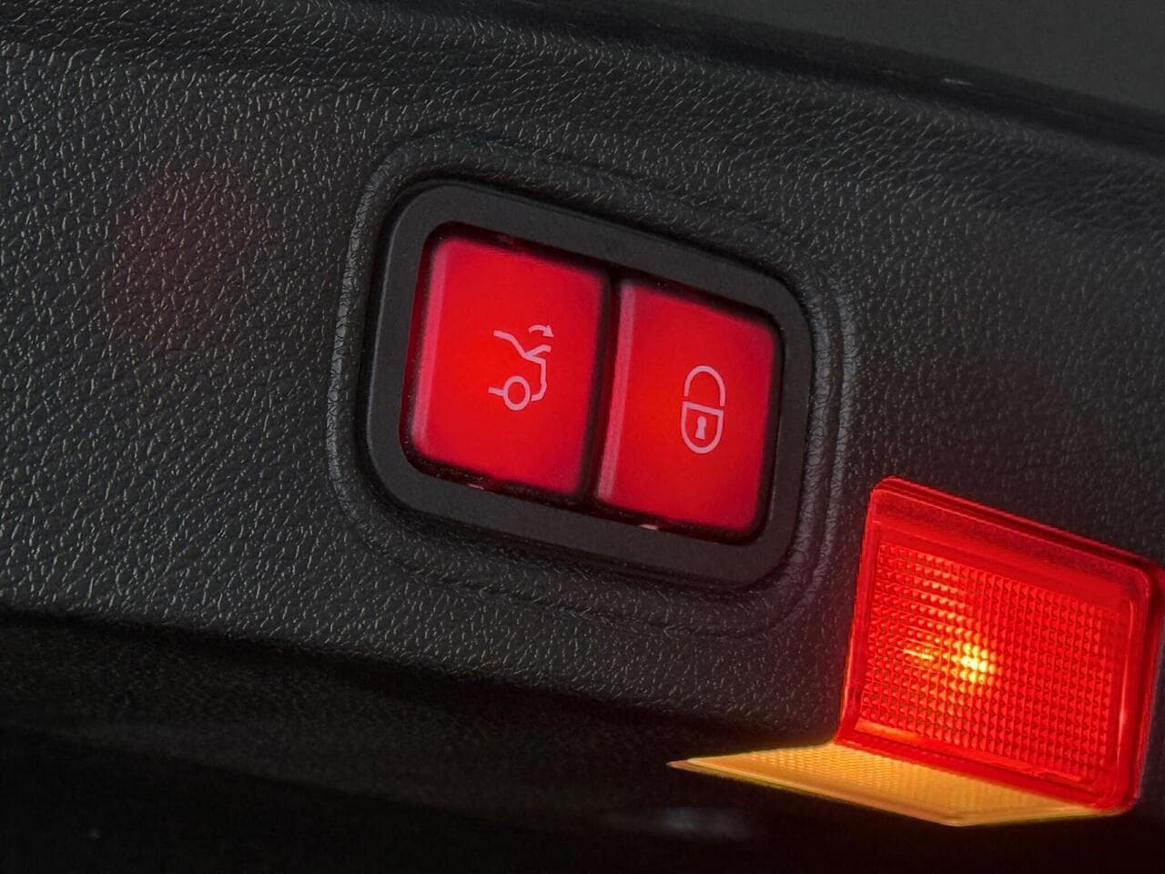 Mercedes-Benz C Class thumbnail Misc Controls