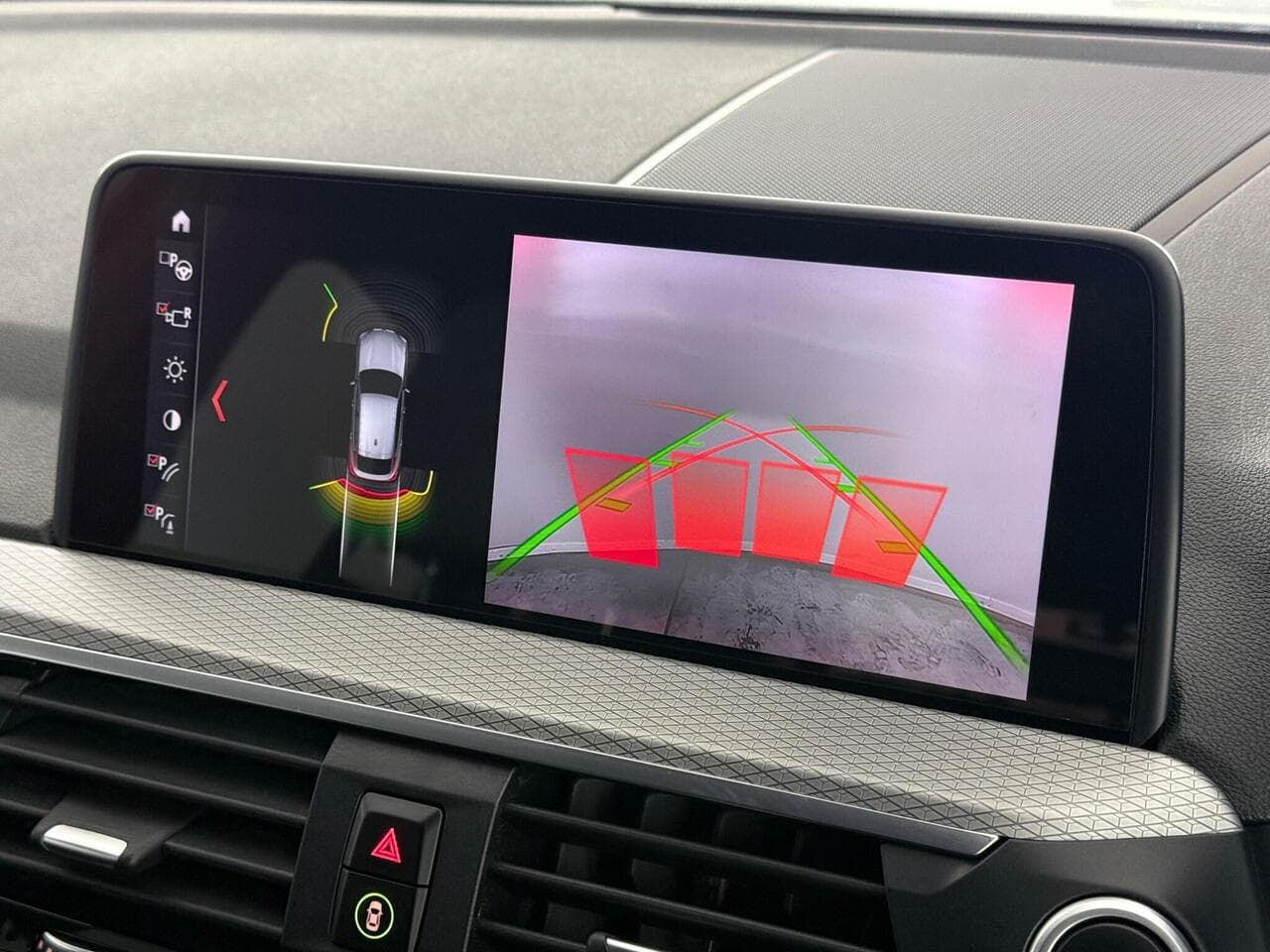 BMW X4 thumbnail Infotainment System
