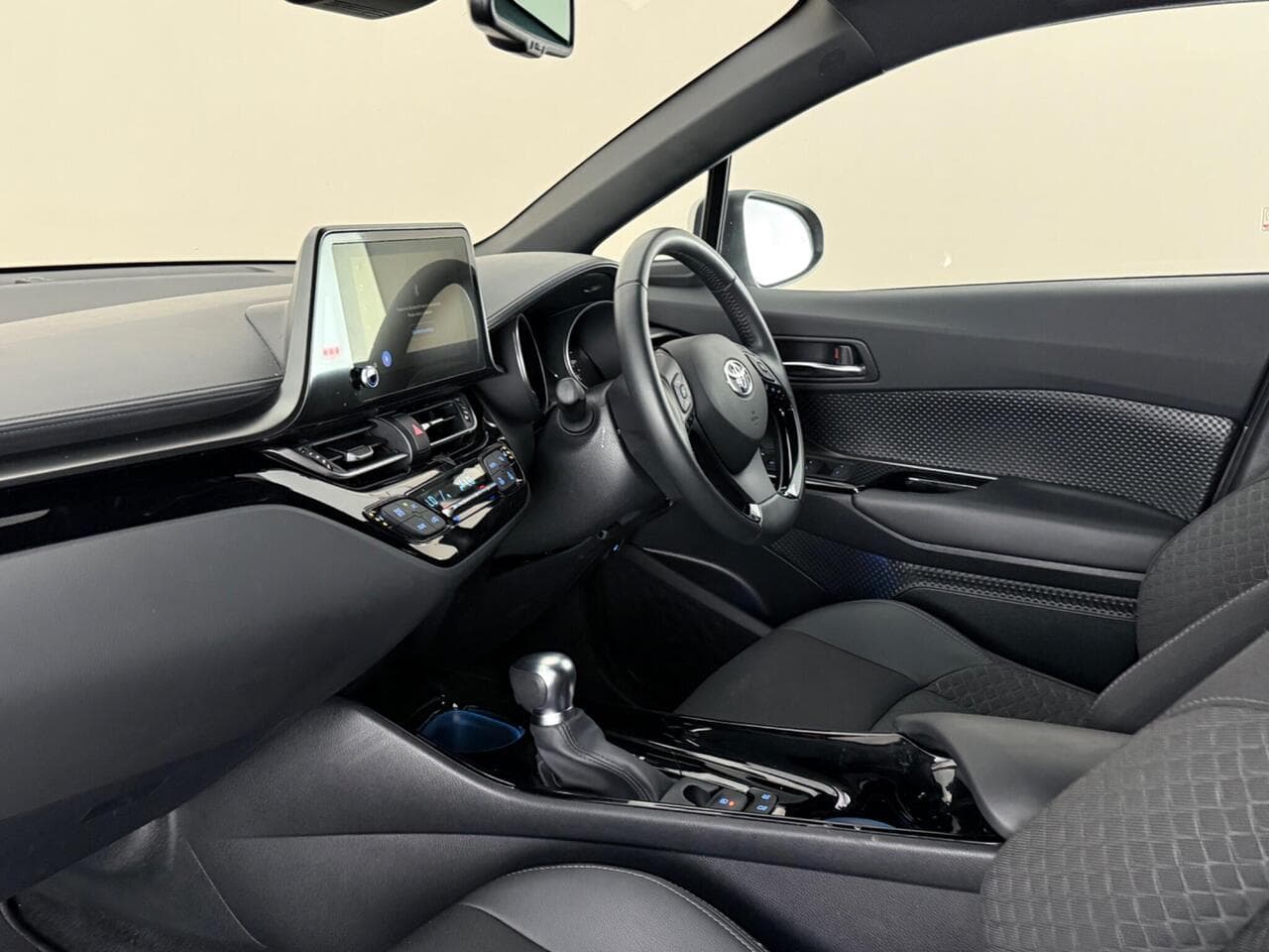 Toyota C-HR thumbnail Interior Front