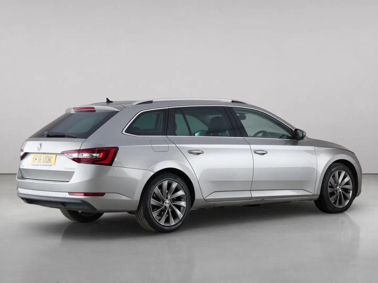 Skoda Superb thumbnail Side Right