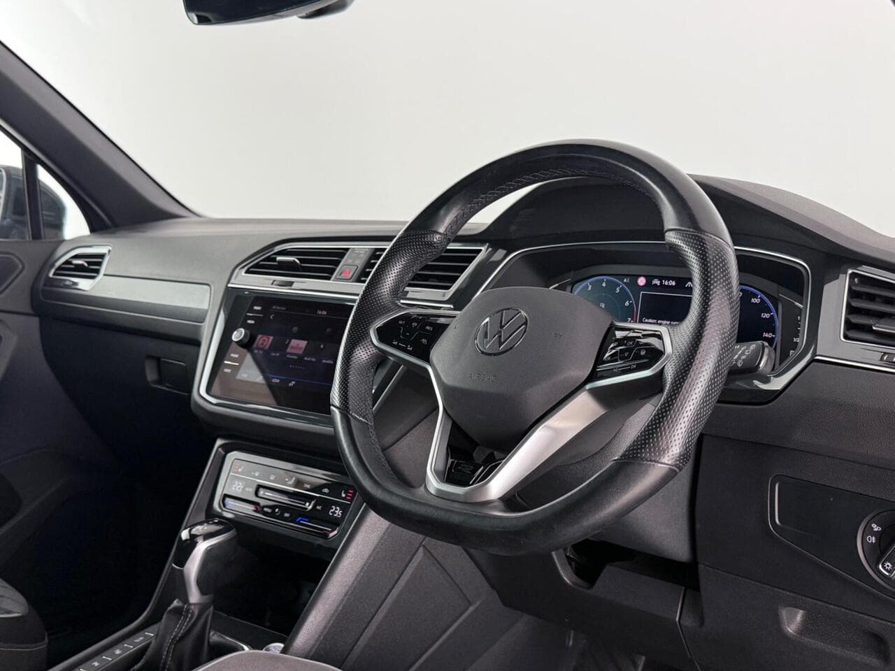 Volkswagen Tiguan thumbnail Interior Front