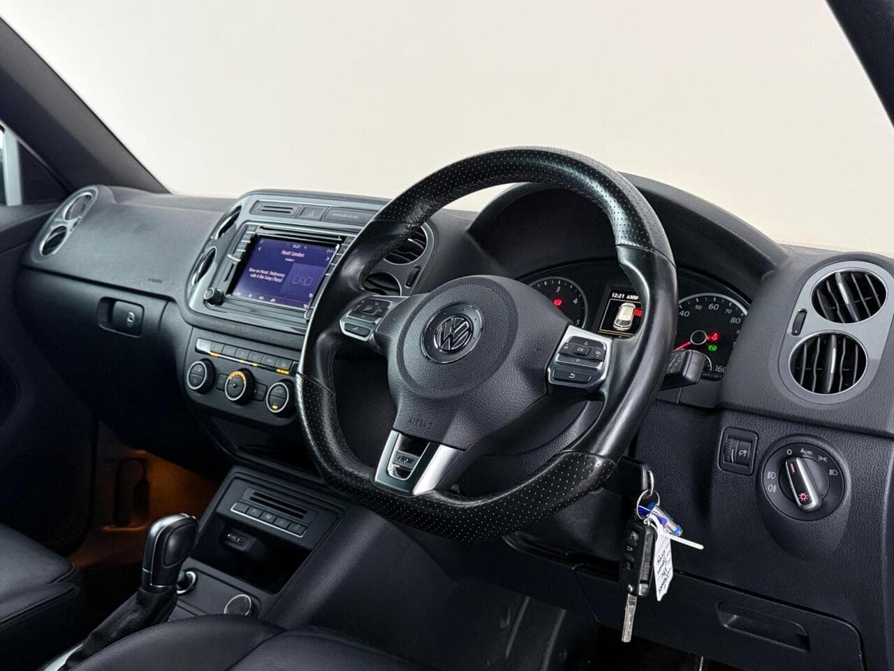 Volkswagen Tiguan thumbnail Interior Front