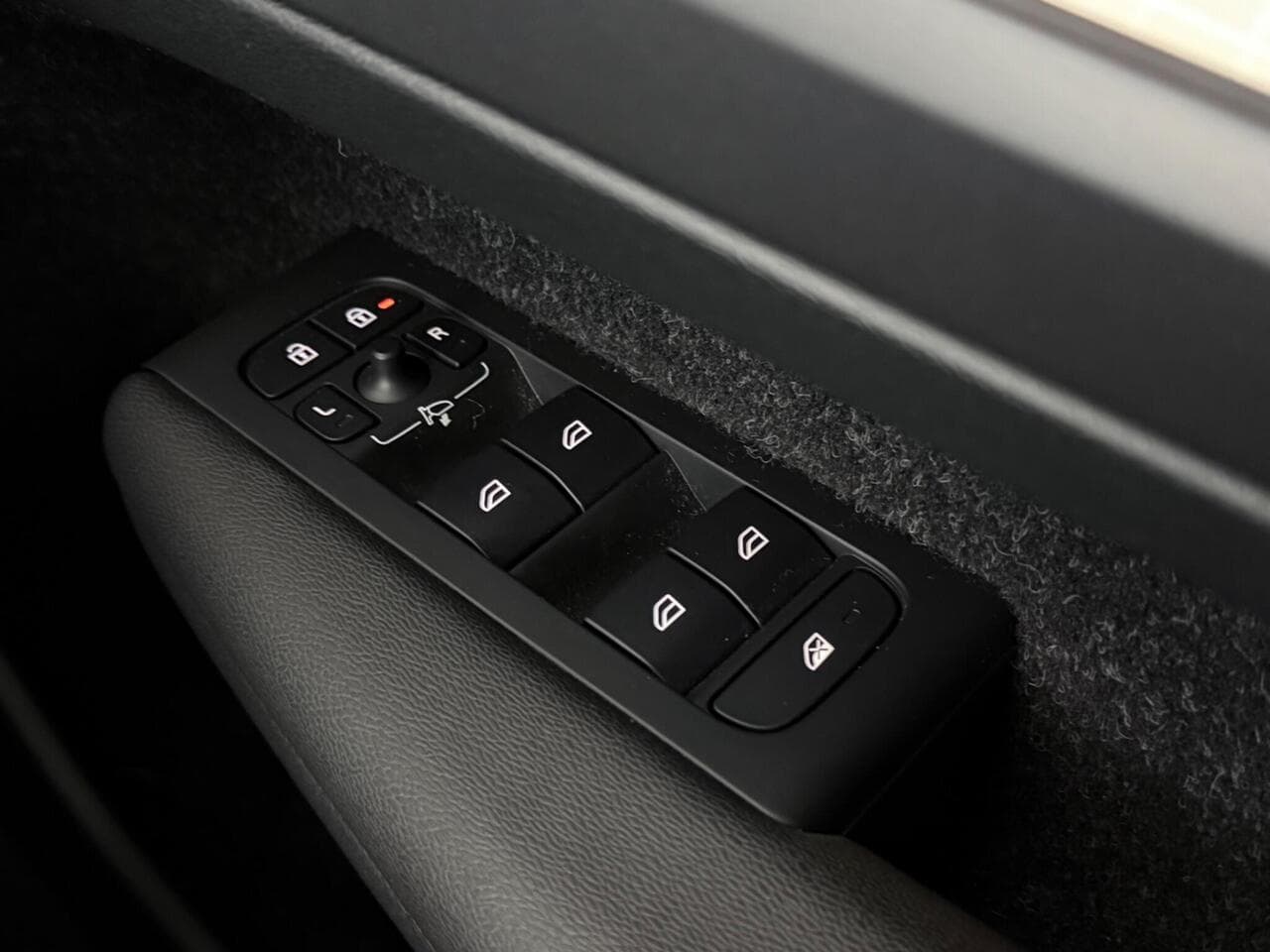 Volvo XC40 thumbnail Misc Controls