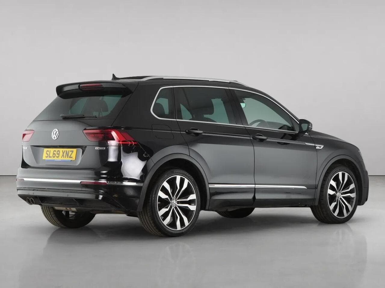 Volkswagen Tiguan thumbnail Rear Right