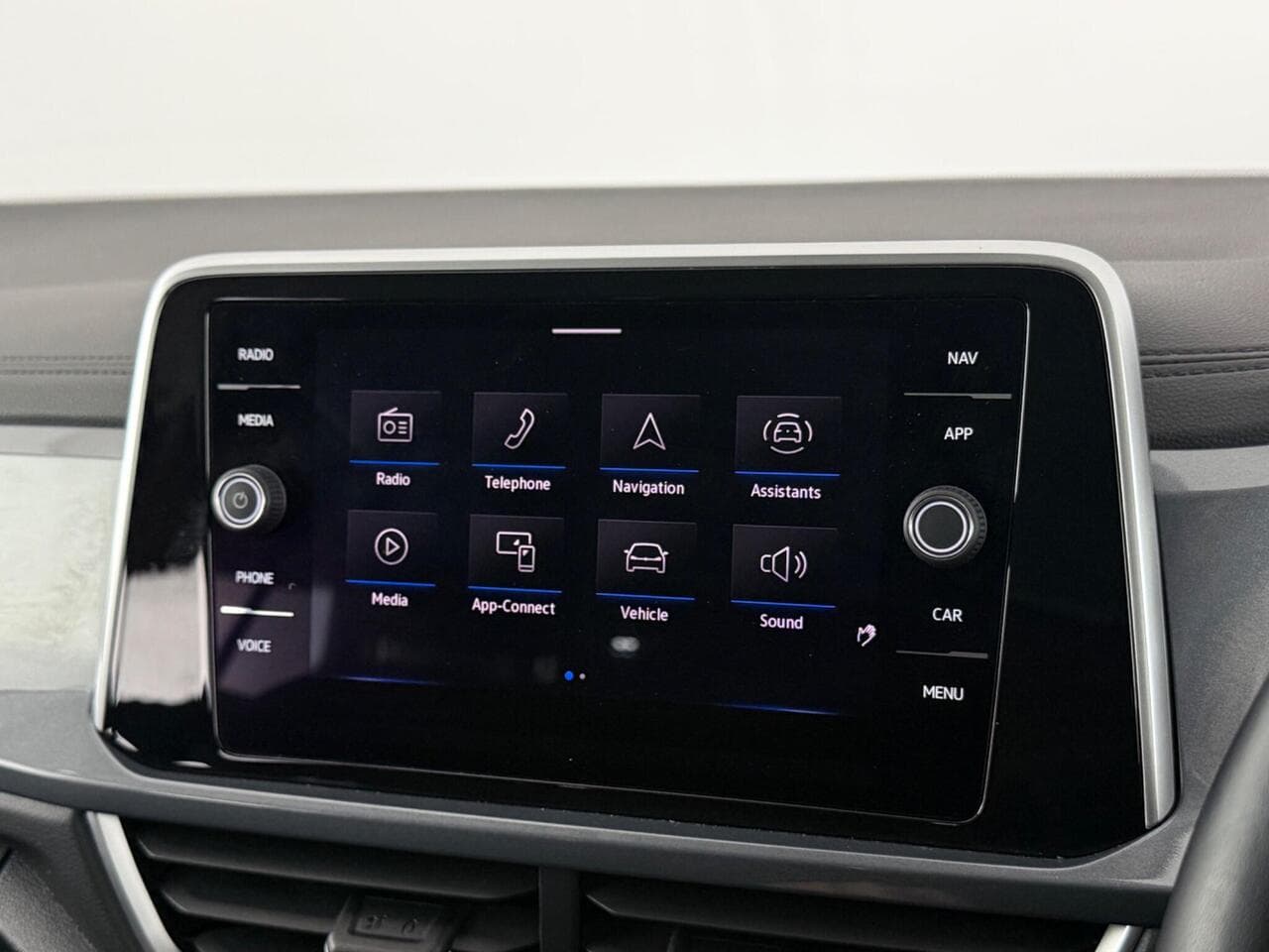 Volkswagen T-Roc thumbnail Infotainment System