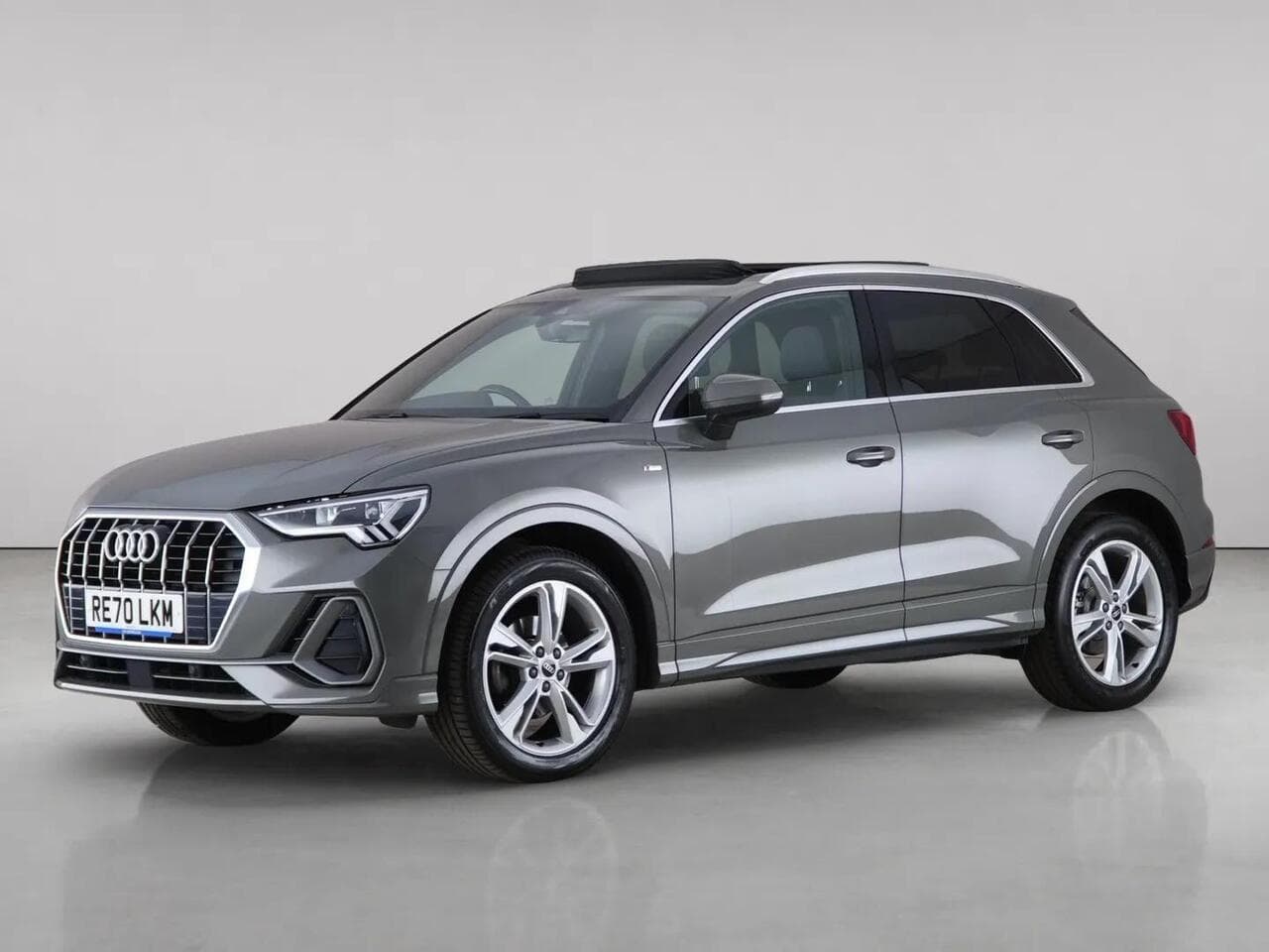 Audi Q3 thumbnail Front Left