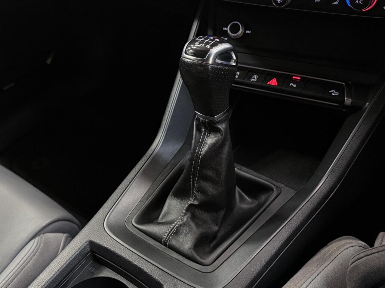 Audi Q3 thumbnail Interior Front