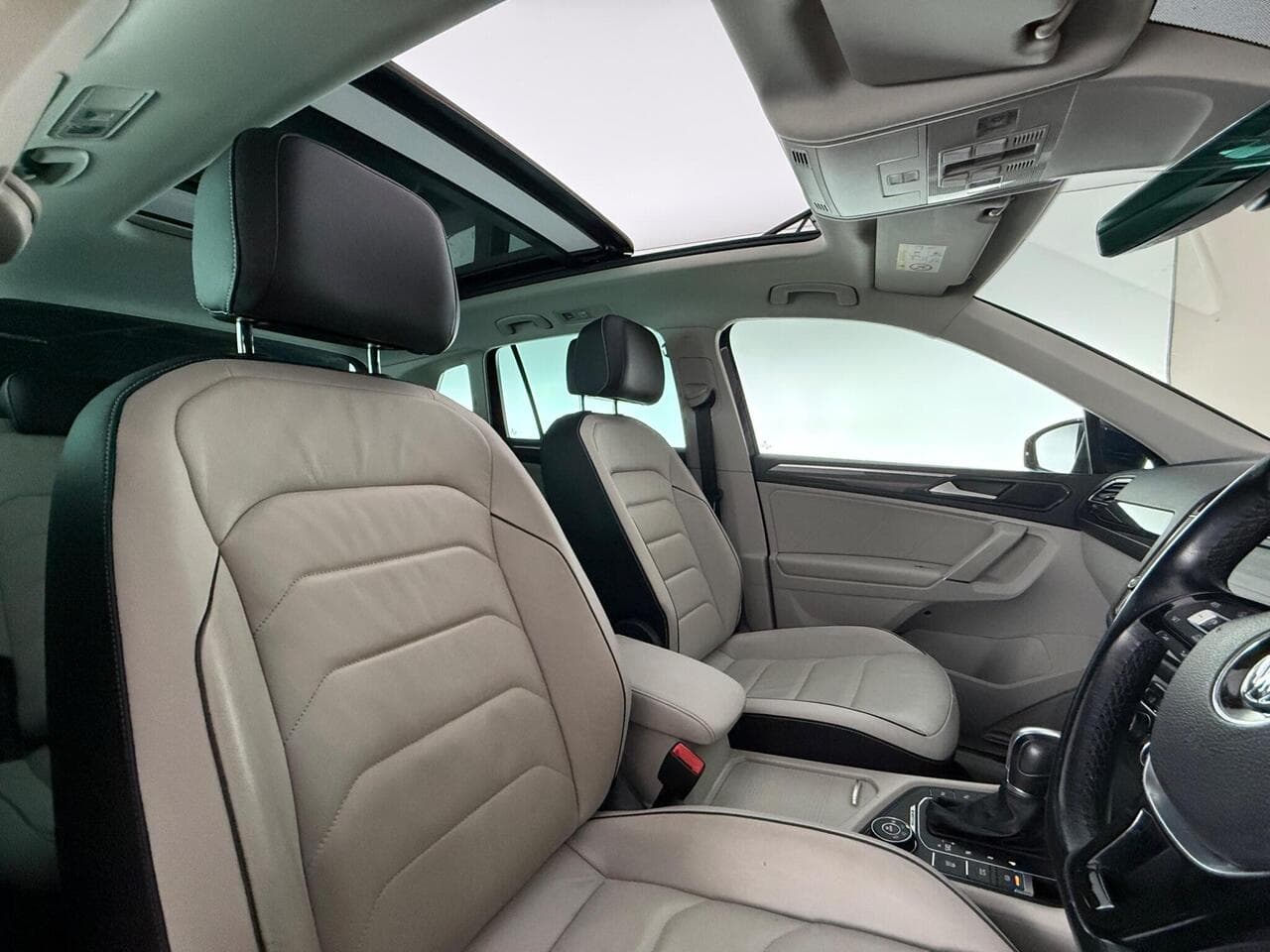 Volkswagen Tiguan thumbnail Seat Driver