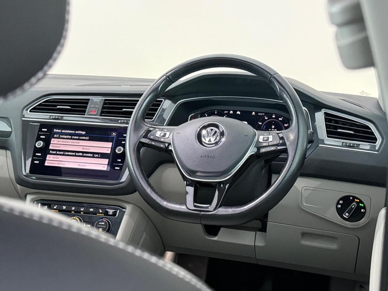 Volkswagen Tiguan thumbnail Steering Wheel