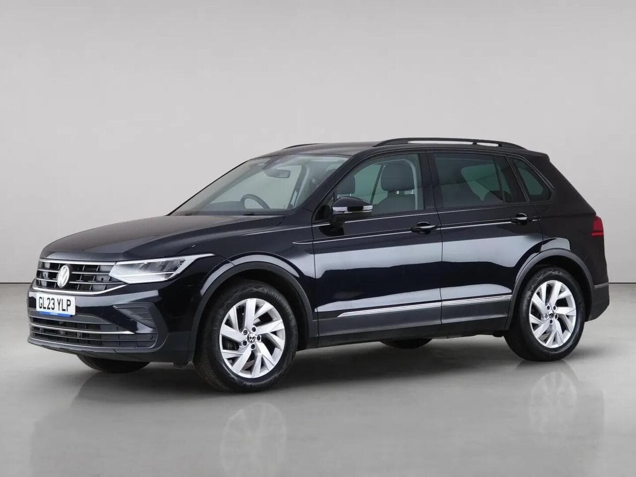 Volkswagen Tiguan thumbnail Front Left
