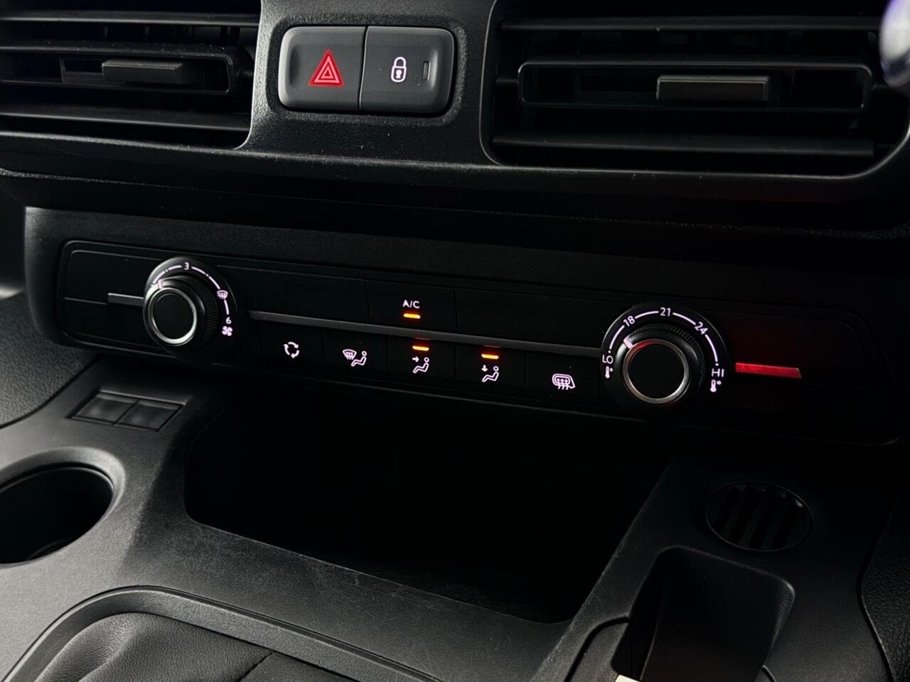 Peugeot Partner thumbnail Interior Front