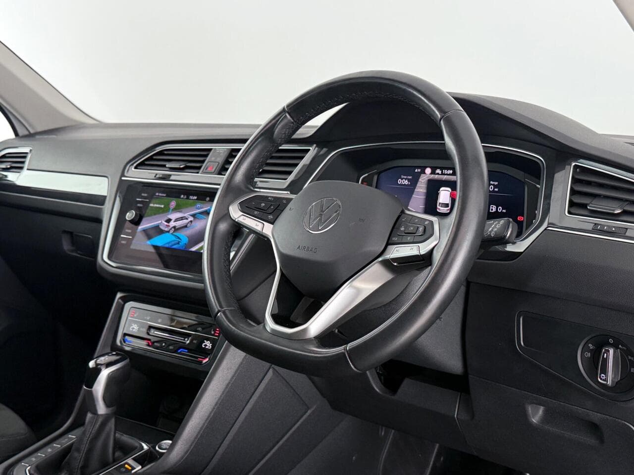 Volkswagen Tiguan thumbnail Steering Wheel