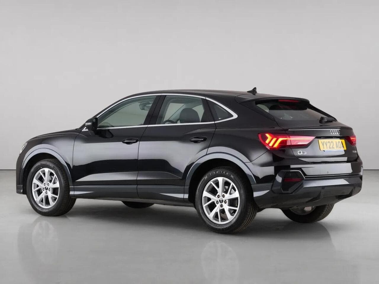 Audi Q3 thumbnail Rear Left
