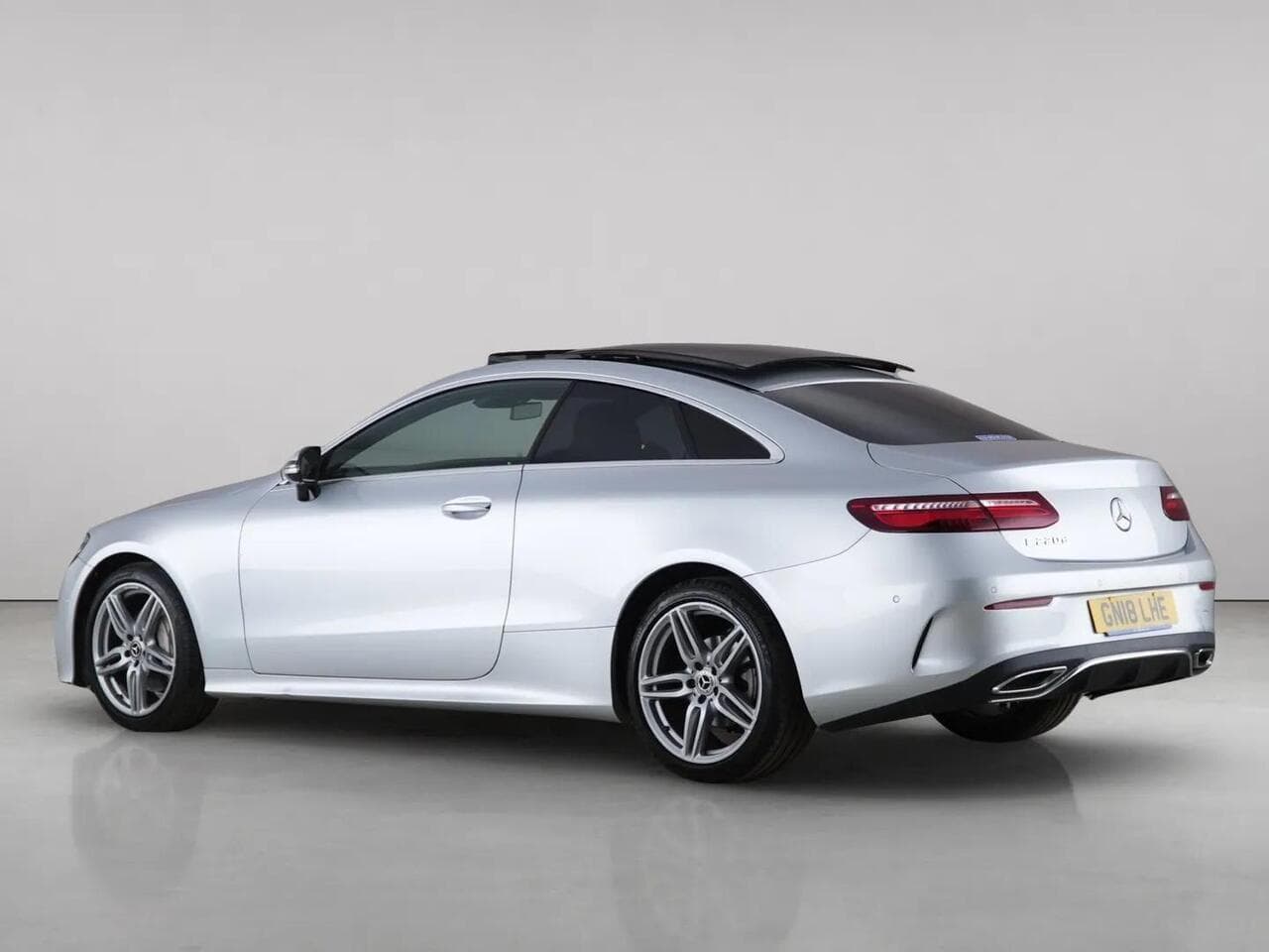 Mercedes-Benz E Class thumbnail Rear Left
