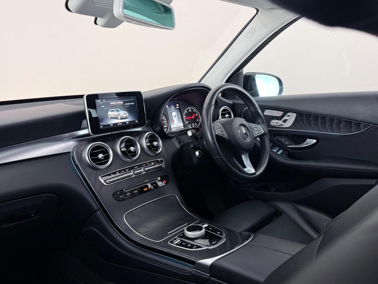 Mercedes-Benz GLC thumbnail Interior Front
