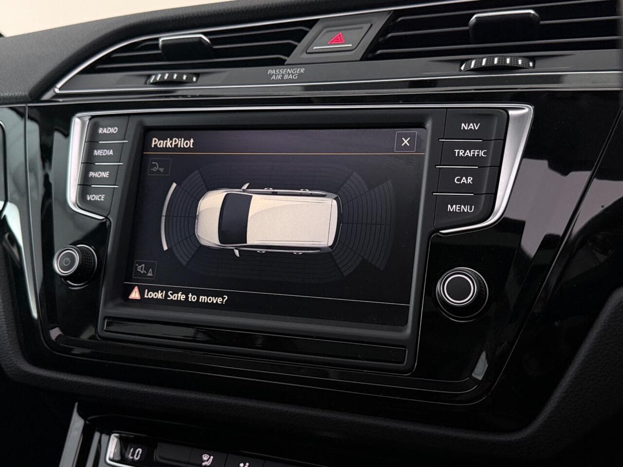 Volkswagen Touran thumbnail Infotainment System